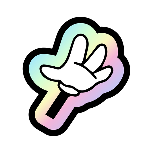 Holografischer Aufkleber in Form eines Totenkopfs schimmert bunt auf einem Laptop