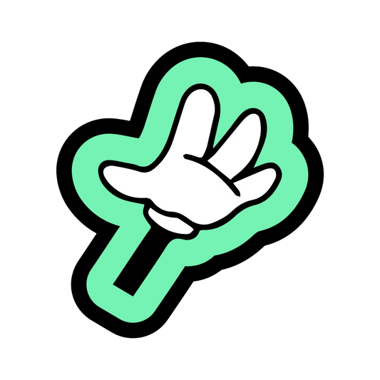 Ein Skateboard auf der Straße bei Nacht. Ein gestanzter Glow-Sticker in Flammenform leuchtet hell auf dem Deck.