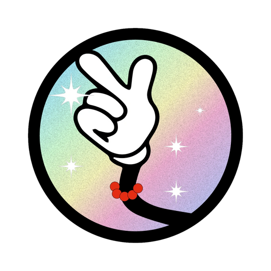 Ein rundes Firmenlogo als Glitzer-Sticker auf einem Laptop. Wirkt wie ein hochwertiger Button oder Sticker-Badge.