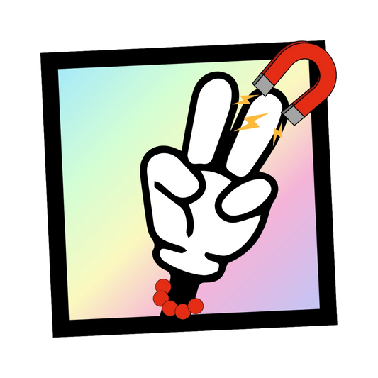 Mehrere quadratische Fotomagnete bilden eine schillernde Collage an einer metallischen Wand