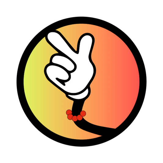 Runder roter Aufkleber mit Prozentzeichen wird rückstandslos von einer Produktverpackung entfernt