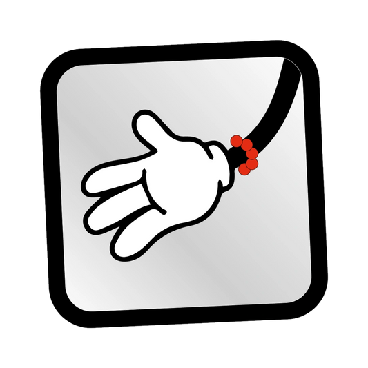 Rechteckiger transparenter Sticker mit abgerundeten Ecken klebt fast unsichtbar auf einer Saftflasche und zeigt das weiße Logo