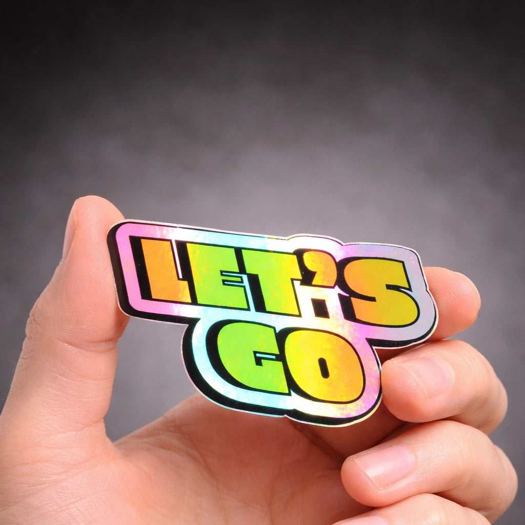 Moderner Sticker mit ‘Let’s Go’ Schriftzug in buntem Farbverlauf und glänzendem Effekt