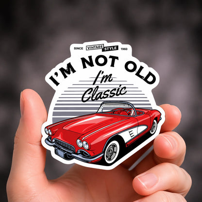 Sticker mit rotem Vintage Cabrio und Schriftzug ‘I’m not old, I’m classic’ im Retro-Design