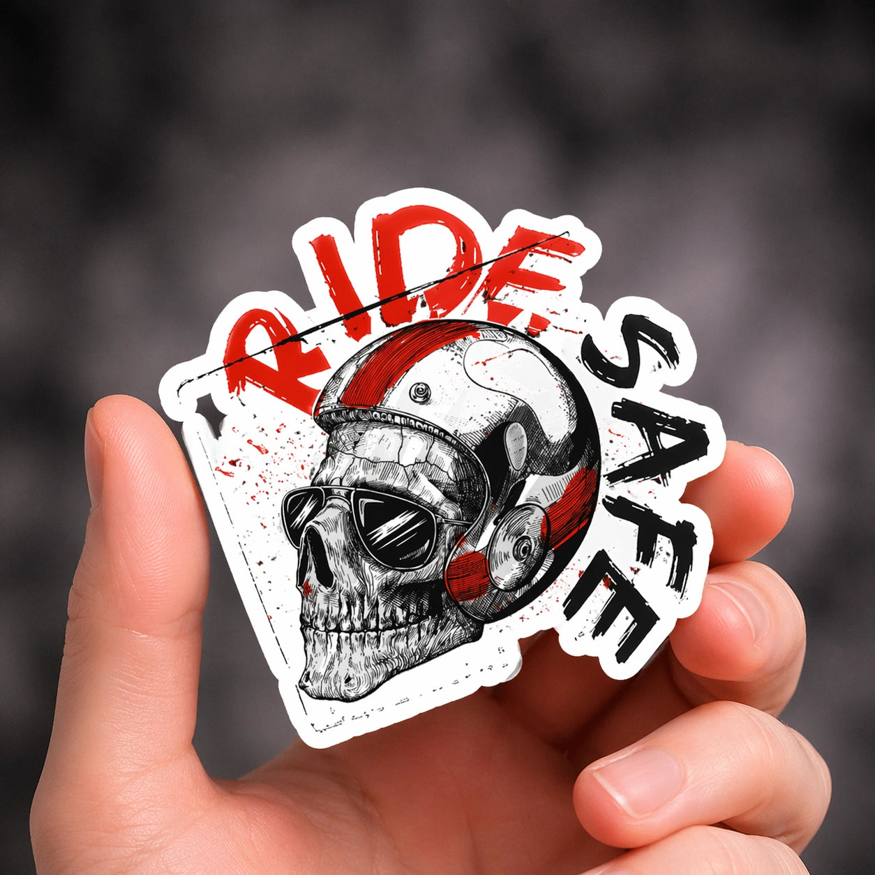 Sticker mit Totenkopf, Sonnenbrille und Motorradhelm im Grunge-Style mit ‘Ride Safe’ Schriftzug
