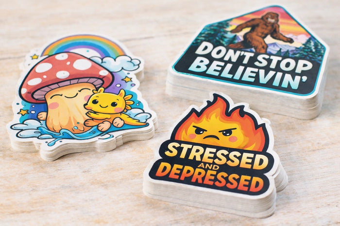 Runde Hologramm-Sticker auf Tisch