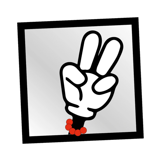 Ein quadratischer transparenter Sticker klebt auf einer weißen Produktverpackung und zeigt ein modernes schwarzes Logo ohne weißen Hintergrund.