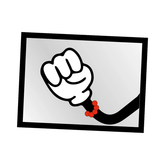 Ein rechteckiger transparenter Sticker im Hochformat klebt auf einer Saftflasche und zeigt die Inhaltsstoffe sowie das Logo klar lesbar.